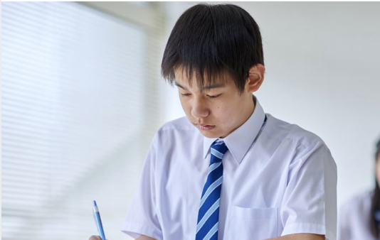 教室で学習に取り組む中学生